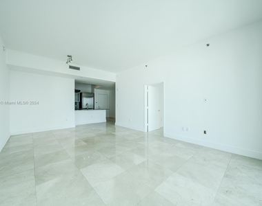 950 Brickell Bay Dr - Photo Thumbnail 3