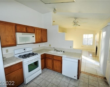 8201 Riviera Beach Drive - Photo Thumbnail 5