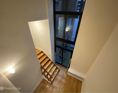 1 Astor Pl - Photo Thumbnail 3