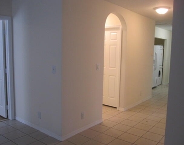 1019 Windsor Avenue - Photo Thumbnail 11