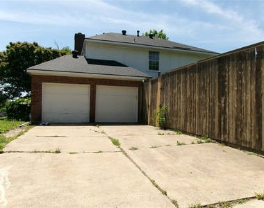 2738 Claremont Drive - Photo Thumbnail 9