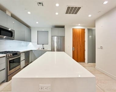 1125 N Kings Rd - Photo Thumbnail 6