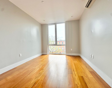 682 Hancock Street - Photo Thumbnail 7