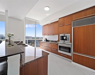 15811 Collins Ave - Photo Thumbnail 7