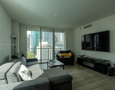 500 Brickell Ave - Photo Thumbnail 1