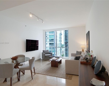 1060 Brickell Ave - Photo Thumbnail 8