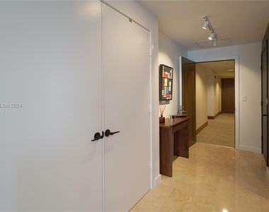 1060 Brickell Ave - Photo Thumbnail 16