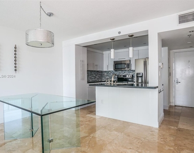 1200 Brickell Bay Dr - Photo Thumbnail 4