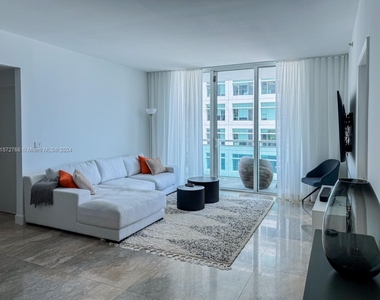 950 Brickell Bay Dr - Photo Thumbnail 3