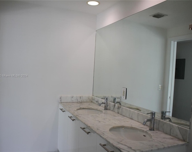 950 Brickell Bay Dr - Photo Thumbnail 12