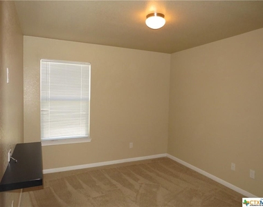 601 W Vega Lane - Photo Thumbnail 11