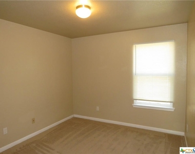 601 W Vega Lane - Photo Thumbnail 9