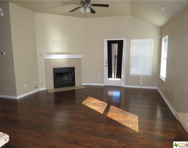 601 W Vega Lane - Photo Thumbnail 5