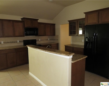 601 W Vega Lane - Photo Thumbnail 2