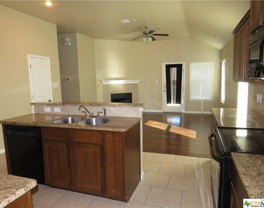 601 W Vega Lane - Photo Thumbnail 4