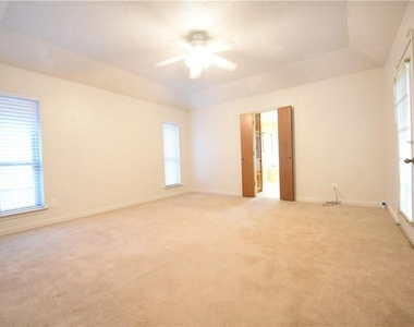 4404 Danbury Court - Photo Thumbnail 18