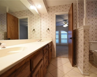 4404 Danbury Court - Photo Thumbnail 16