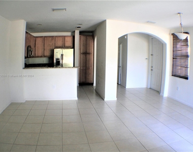 202 Las Brisas Cir - Photo Thumbnail 1