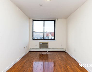 924 Metropolitan Avenue - Photo Thumbnail 11