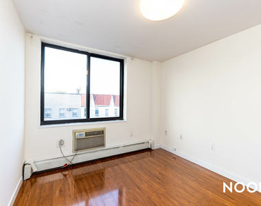 924 Metropolitan Avenue - Photo Thumbnail 13