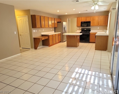 7813 Desert Candle Way - Photo Thumbnail 11