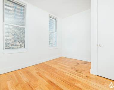 33 Montrose Avenue - Photo Thumbnail 8