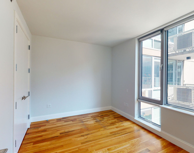 395 Leonard Street - Photo Thumbnail 4