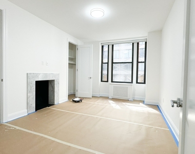 200 West 58th Street - Photo Thumbnail 3