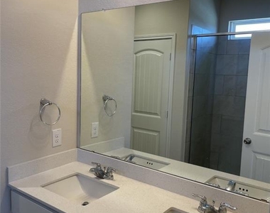 4401 Lobo Landing Ln - Photo Thumbnail 14