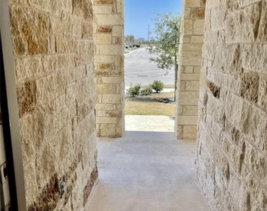 4401 Lobo Landing Ln - Photo Thumbnail 4