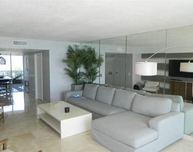 17555 Collins Ave - Photo Thumbnail 2