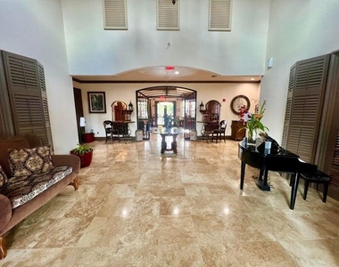 921 Villa Circle - Photo Thumbnail 9