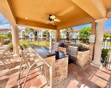 921 Villa Circle - Photo Thumbnail 17