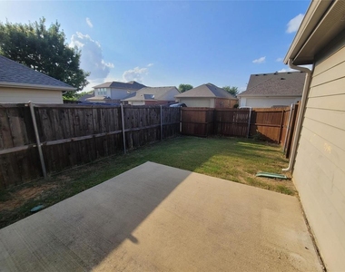 8913 Eastwood Avenue - Photo Thumbnail 17