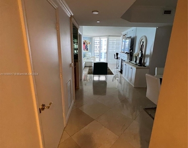 4775 Collins Ave - Photo Thumbnail 4