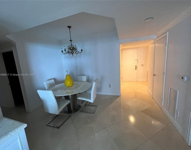 4775 Collins Ave - Photo Thumbnail 10