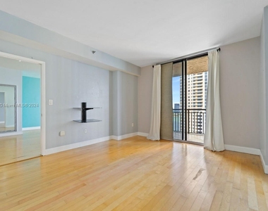 540 Brickell Key Dr - Photo Thumbnail 3