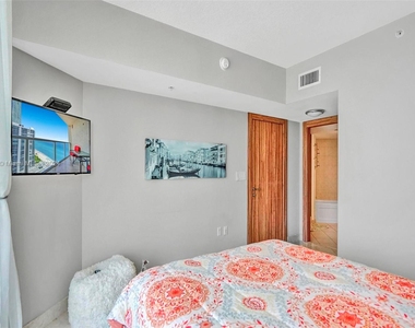 16699 Collins Ave - Photo Thumbnail 15