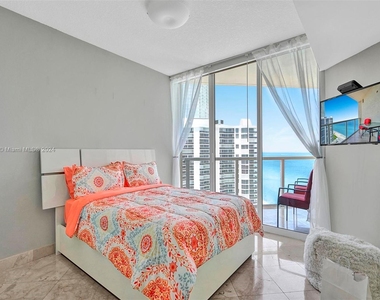 16699 Collins Ave - Photo Thumbnail 13