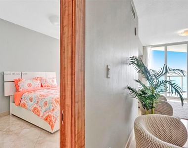 16699 Collins Ave - Photo Thumbnail 12