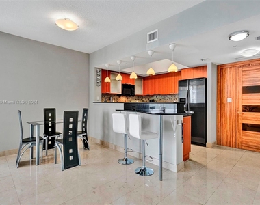 16699 Collins Ave - Photo Thumbnail 4