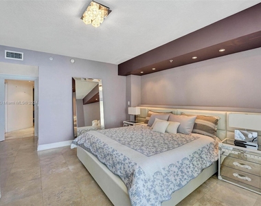 16699 Collins Ave - Photo Thumbnail 8