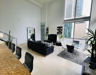 1060 Brickell Ave - Photo Thumbnail 2