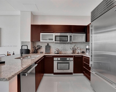 950 Brickell Bay Dr - Photo Thumbnail 4