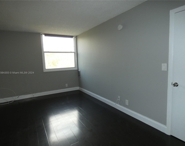 2701 Riverside Dr - Photo Thumbnail 2