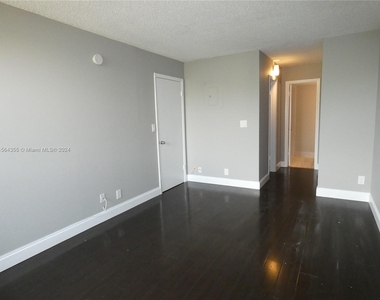 2701 Riverside Dr - Photo Thumbnail 5