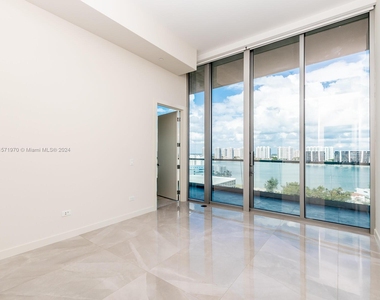 18501 Collins Ave - Photo Thumbnail 13