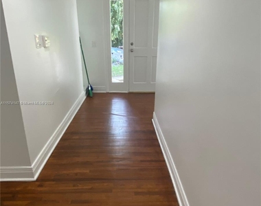 330 Redwood Ln - Photo Thumbnail 2