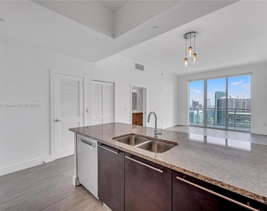 950 Brickell Bay Dr - Photo Thumbnail 3