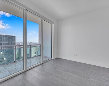 950 Brickell Bay Dr - Photo Thumbnail 7